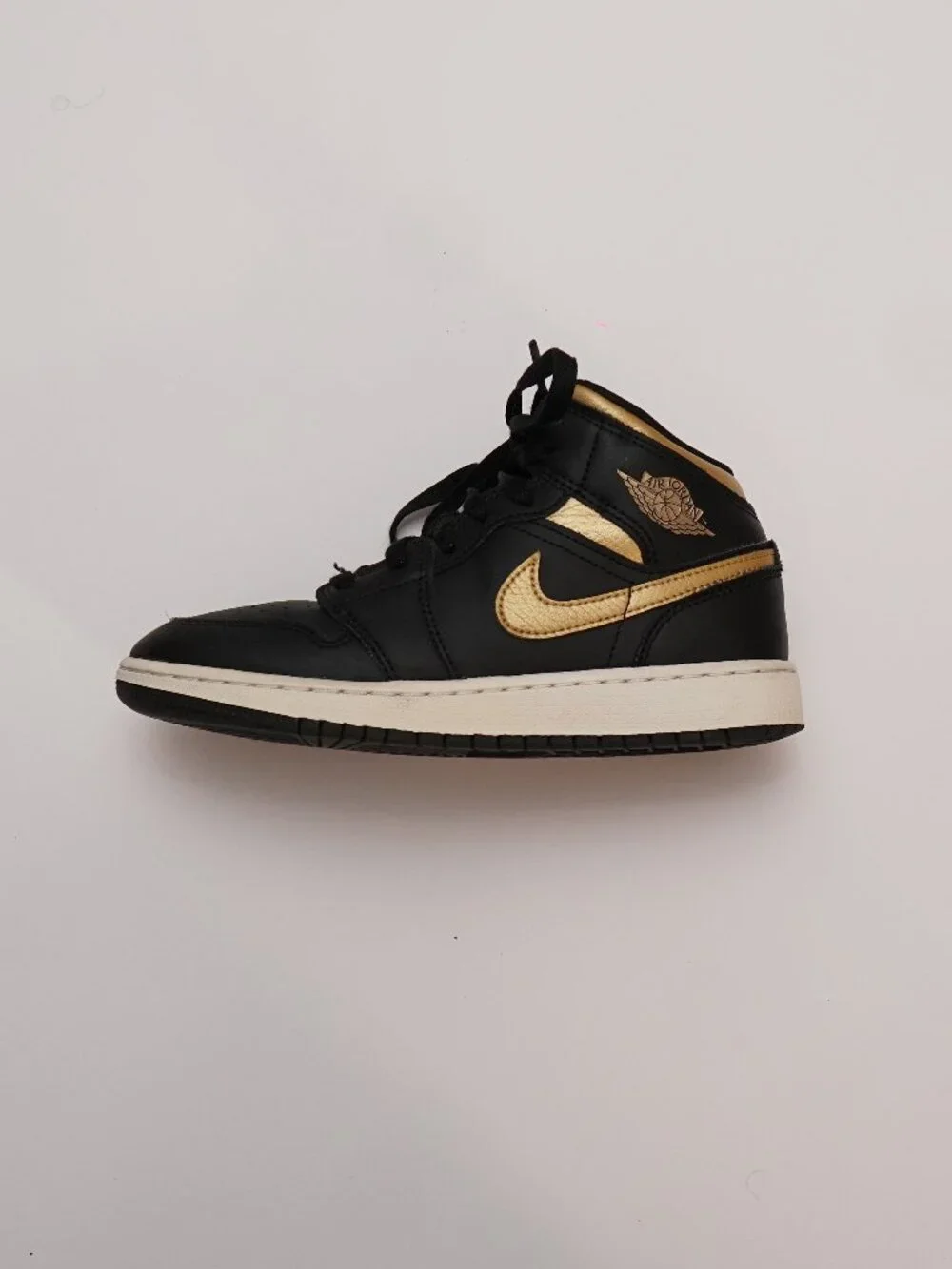 Nike Boys Air Jordan 1 Mid DQ8424-071 Black Gold-Tone Sneaker Size 3Y